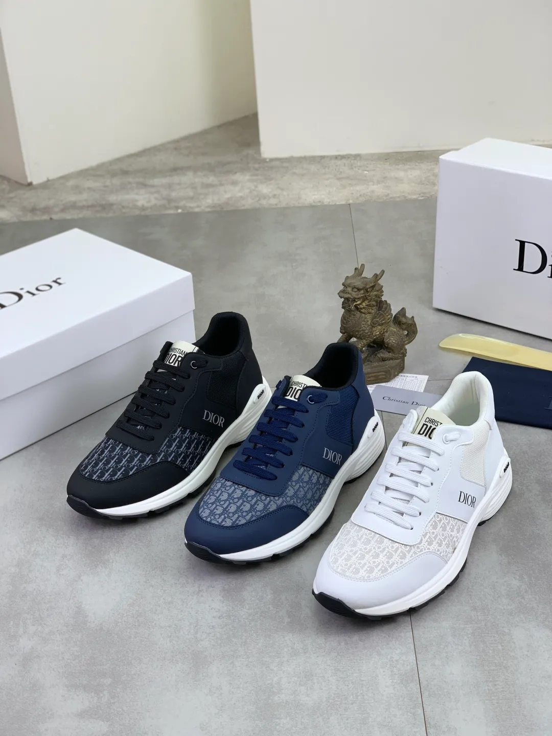 Men's shoes 💰P420 New Dior Chrono 2025 new product B30 series, in white and black fly woven series, decorated with computer-printed CD logo on both sides, star patch on the tongue and Dior logo on the heel, many details highlight the style. The interior is matched with the original color matching mesh, and the interior of the body is supported by low-temperature shaping sheets, and is filled with light feather cotton to keep the interior full and soft against the feet. The exclusive open-molded outsole adopts a one-piece molding process, so there is no need to worry about problems such as the opening and falling of sole decorative accessories. It is light and comfortable to wear, yet strong and wear-resistant. The two-color shoelaces are accessorized with exquisite metal five-pointed star pendants, creating a high-end, trendy and casual look at all times. Color: white black blue code number: 38-44 (45 customized)